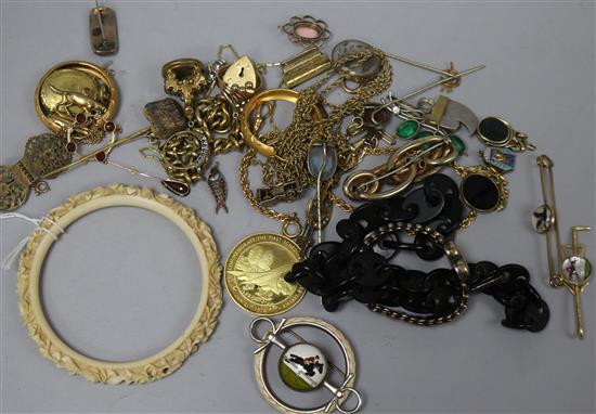 A horse tie clip stamped 14k and a collection of gilt metal dress jewellery and an early 20th century ivory bangle